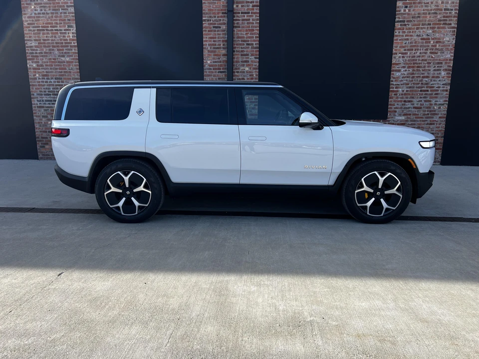 2023 Rivian R1S - Image 19 of 31