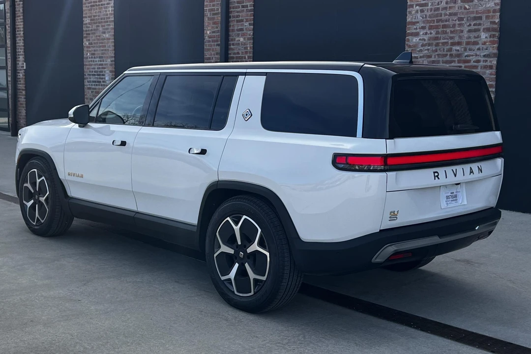 2023 Rivian R1S - Image 4 of 31