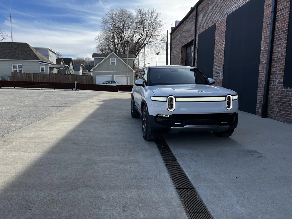 2023 Rivian R1S - Image 23 of 31