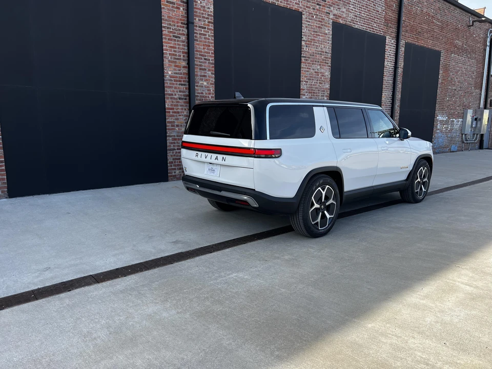 2023 Rivian R1S - Image 17 of 31