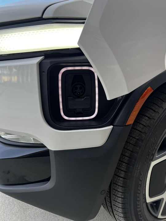 2023 Rivian R1S - Image 28 of 31