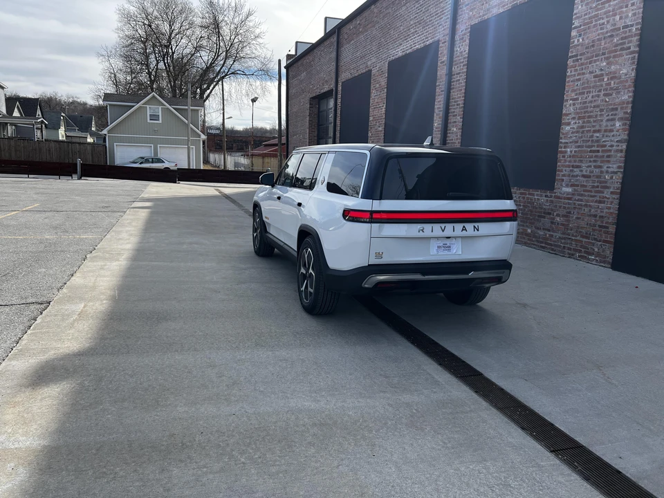 2023 Rivian R1S - Image 13 of 31