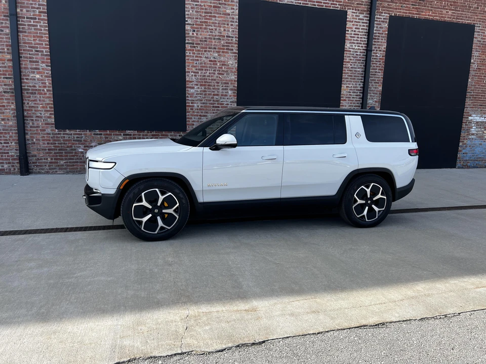 2023 Rivian R1S - Image 9 of 31