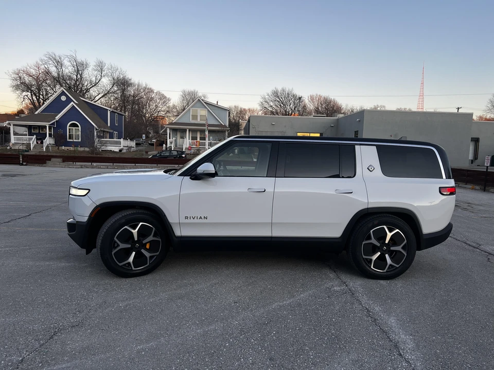 2023 Rivian R1S - Image 11 of 31