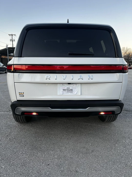 2023 Rivian R1S - Image 15 of 31