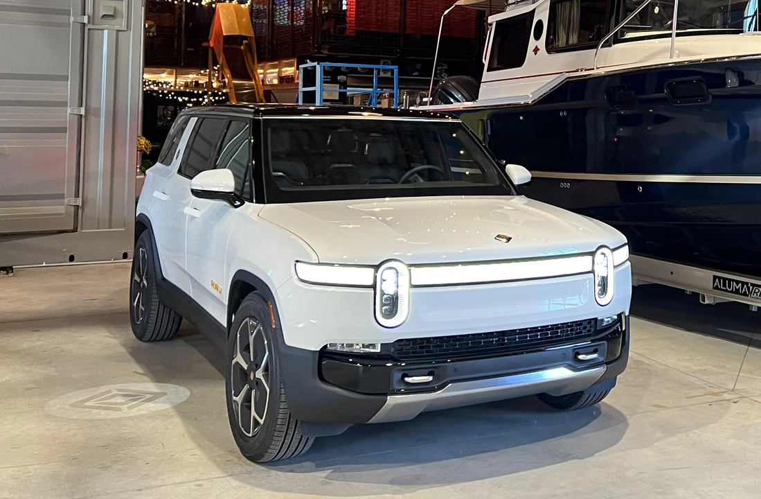 2023 Rivian R1S - Image 24 of 31