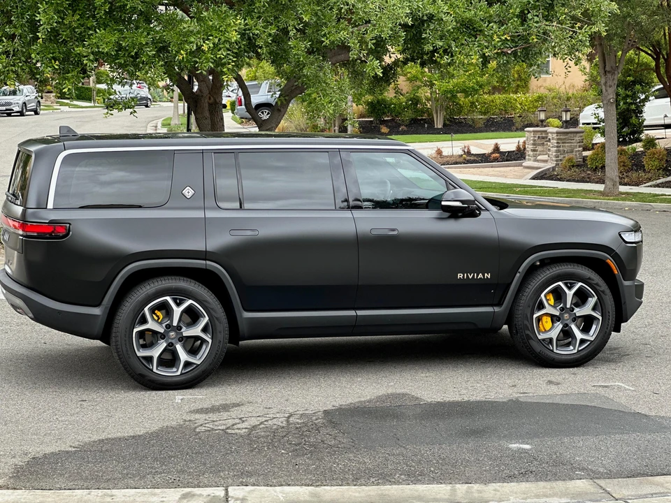 2023 Rivian R1S - Image 13 of 31