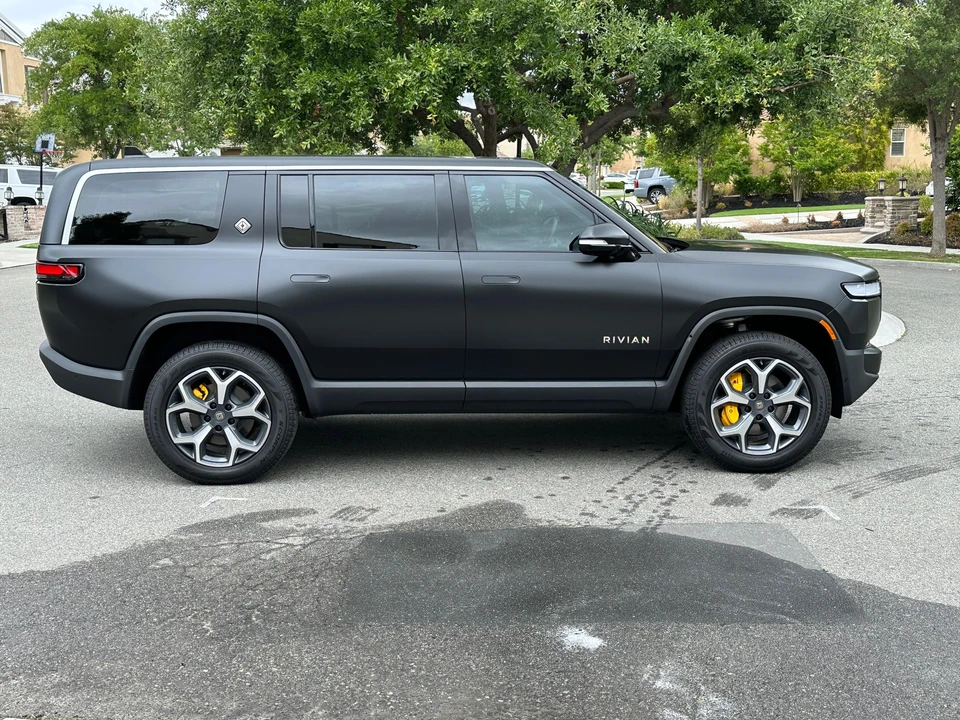 2023 Rivian R1S - Image 14 of 31