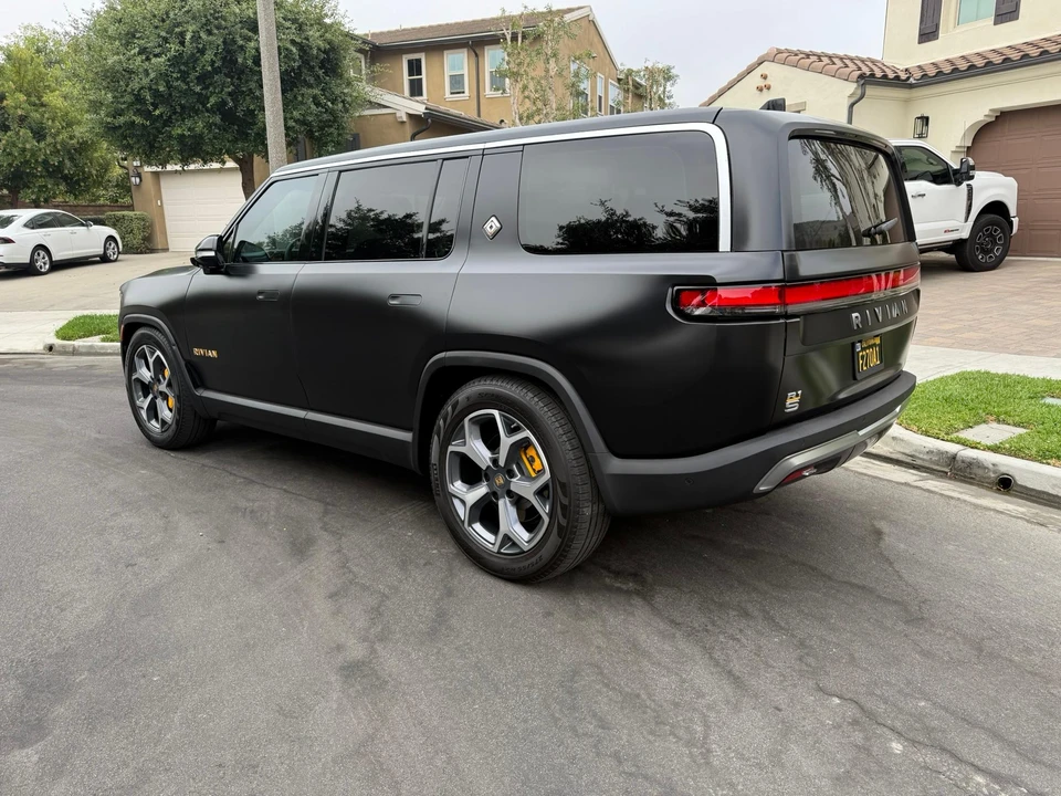 2023 Rivian R1S - Image 9 of 31