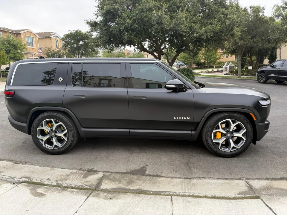 2023 Rivian R1S - Image 15 of 31