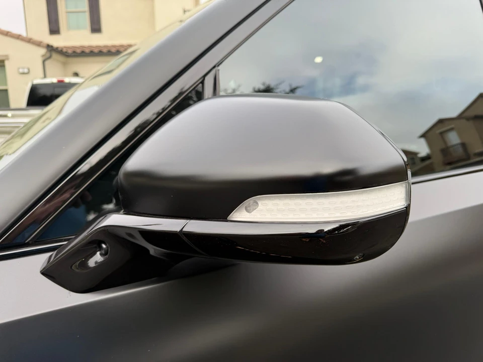 2023 Rivian R1S - Image 28 of 31