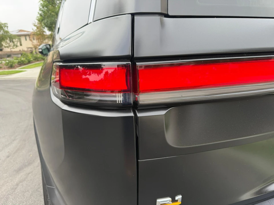 2023 Rivian R1S - Image 30 of 31