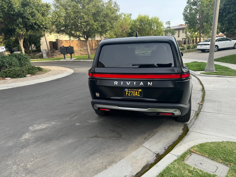 2023 Rivian R1S - Image 10 of 31