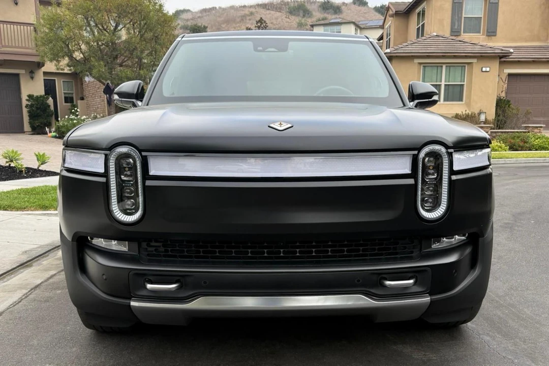 2023 Rivian R1S - Image 2 of 31