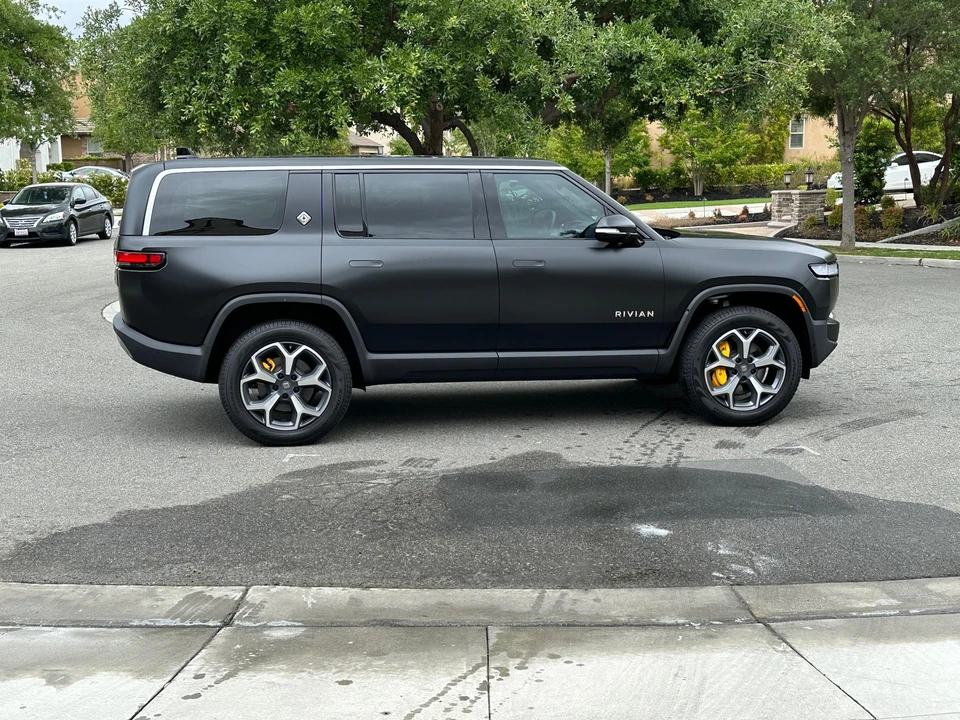 2023 Rivian R1S - Image 12 of 31