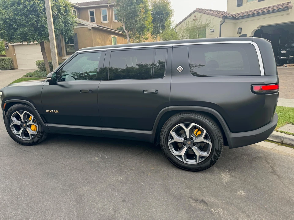 2023 Rivian R1S - Image 8 of 31