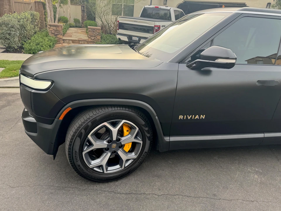 2023 Rivian R1S - Image 25 of 31