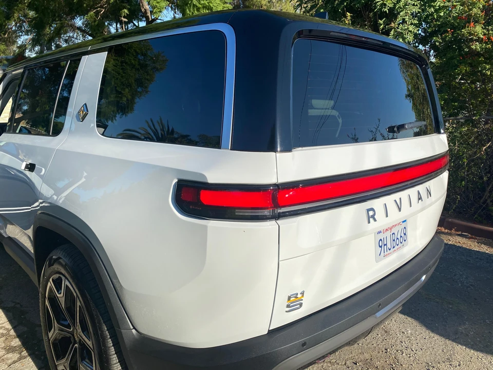 2023 Rivian R1S - Image 26 of 31