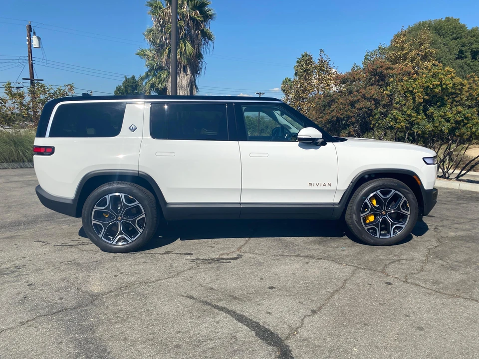 2023 Rivian R1S - Image 19 of 31