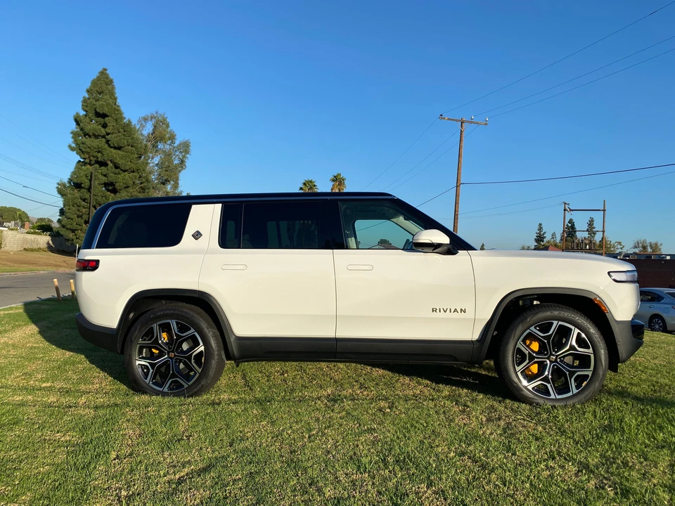 2023 Rivian R1S - Image 20 of 31