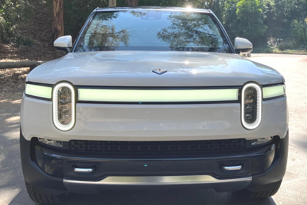 2023 Rivian R1S - Image 2 of 31