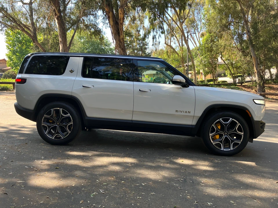 2023 Rivian R1S - Image 21 of 31