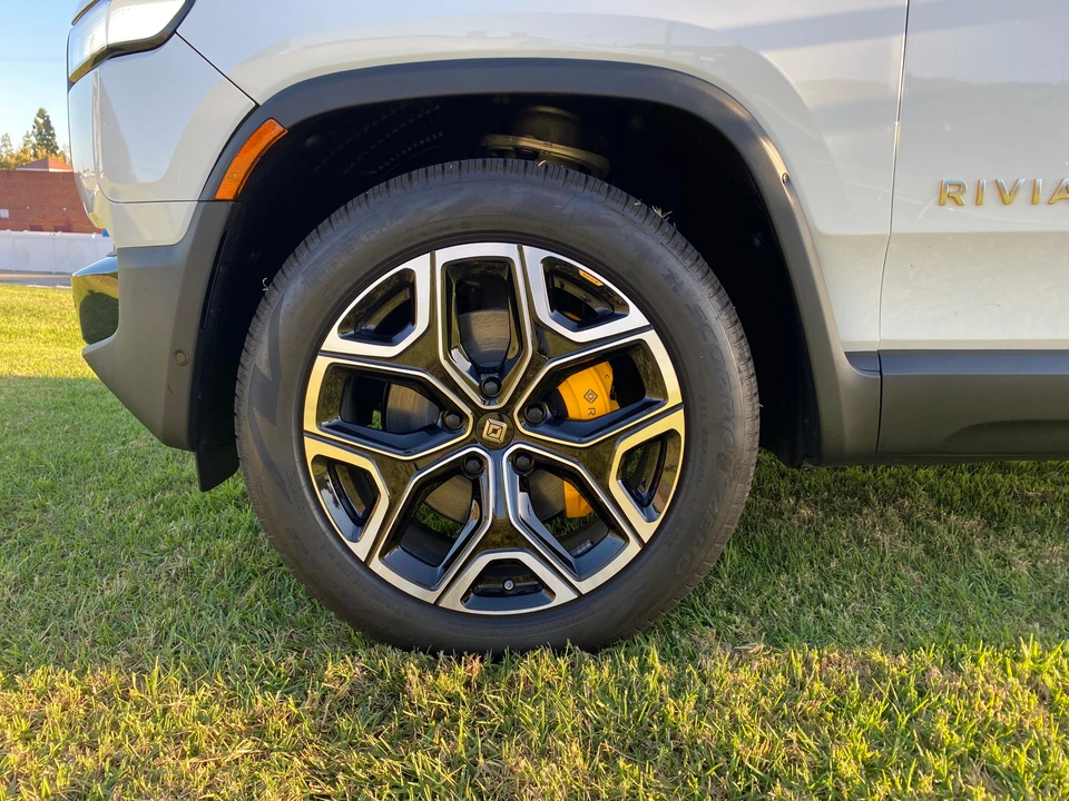 2023 Rivian R1S - Image 30 of 31