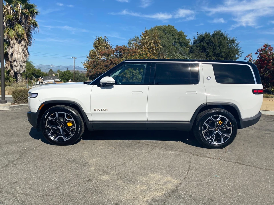 2023 Rivian R1S - Image 10 of 31