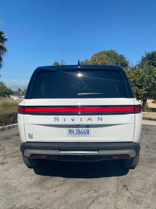 2023 Rivian R1S - Image 15 of 31