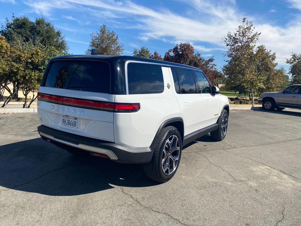 2023 Rivian R1S - Image 16 of 31