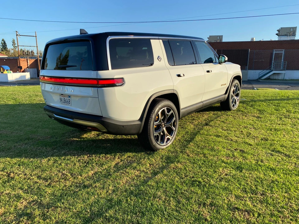 2023 Rivian R1S - Image 17 of 31