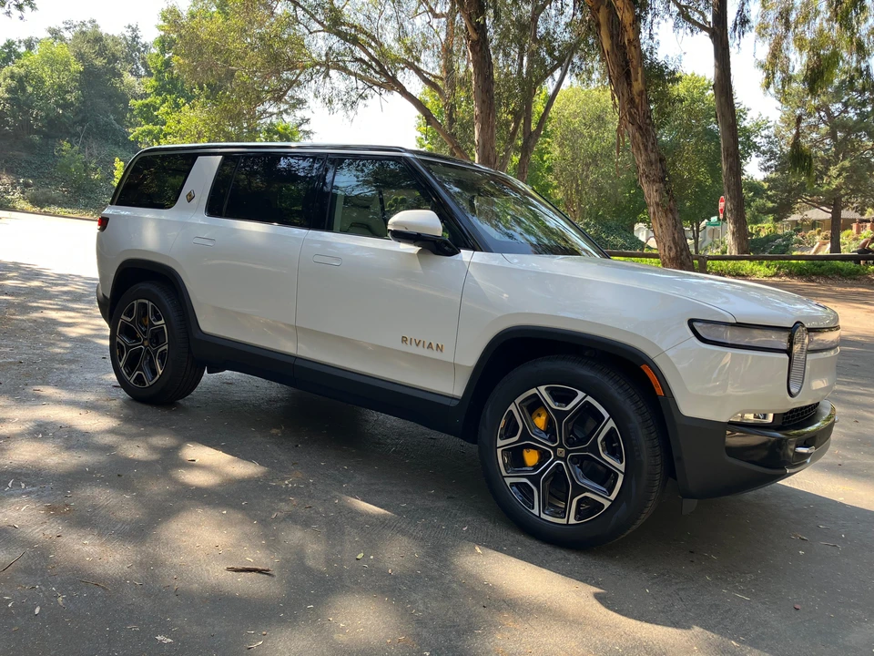 2023 Rivian R1S - Image 22 of 31