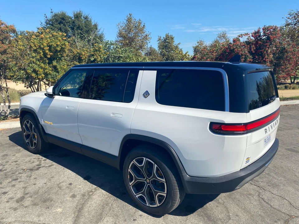 2023 Rivian R1S - Image 13 of 31