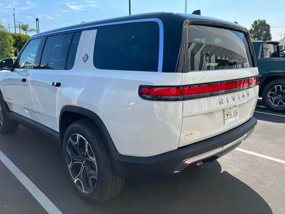 2023 Rivian R1S - Image 25 of 31