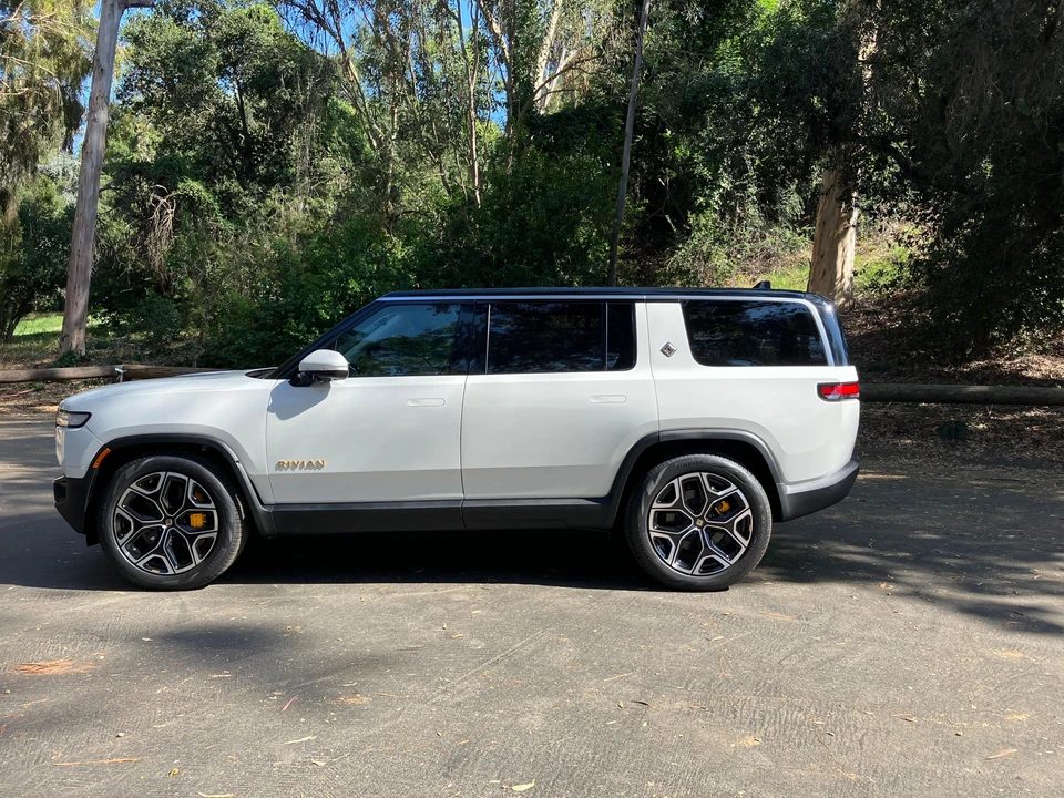 2023 Rivian R1S - Image 9 of 31