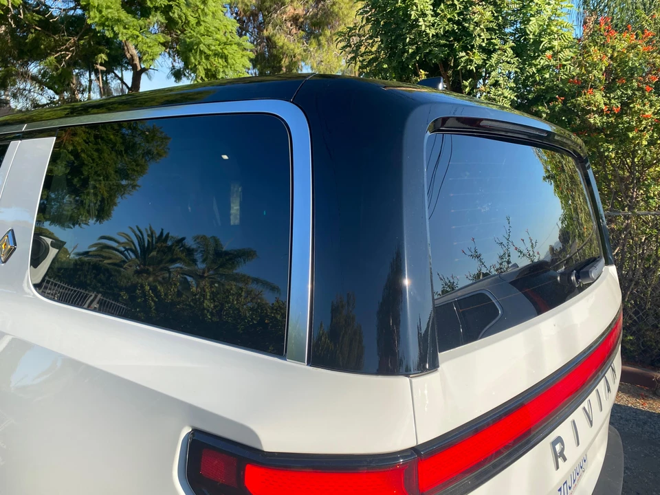 2023 Rivian R1S - Image 27 of 31
