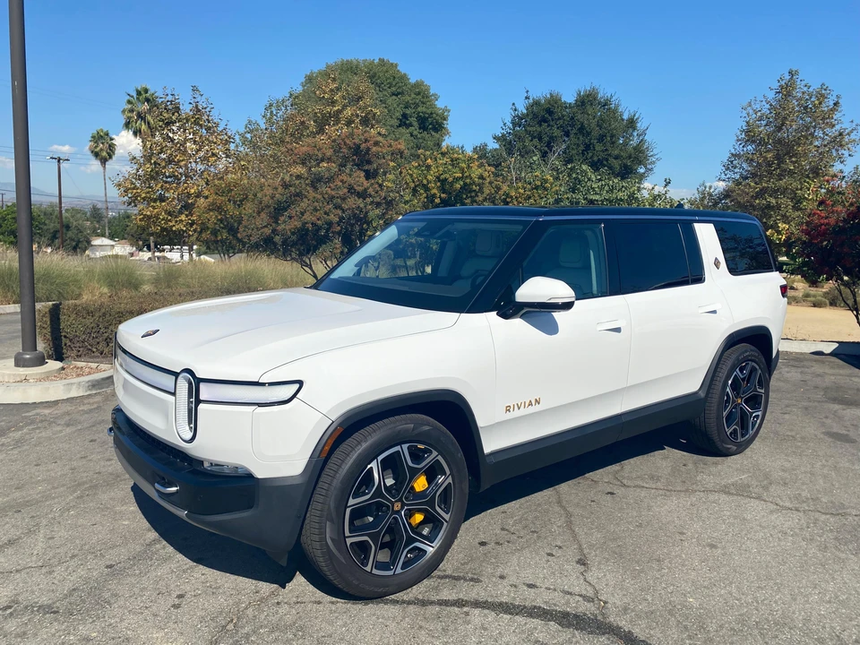 2023 Rivian R1S - Image 7 of 31