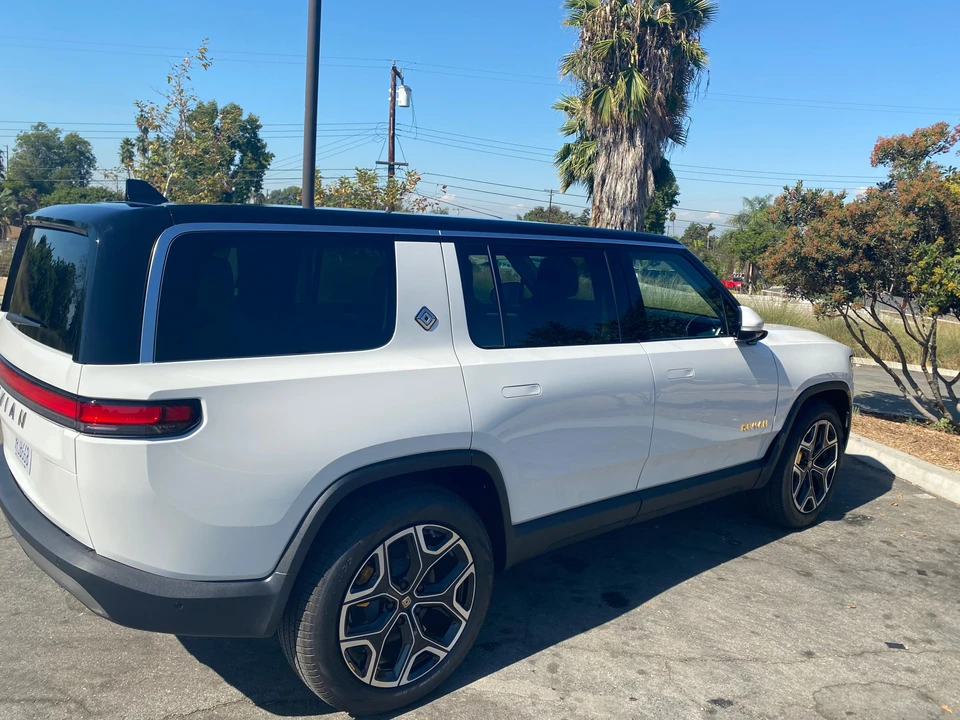2023 Rivian R1S - Image 18 of 31