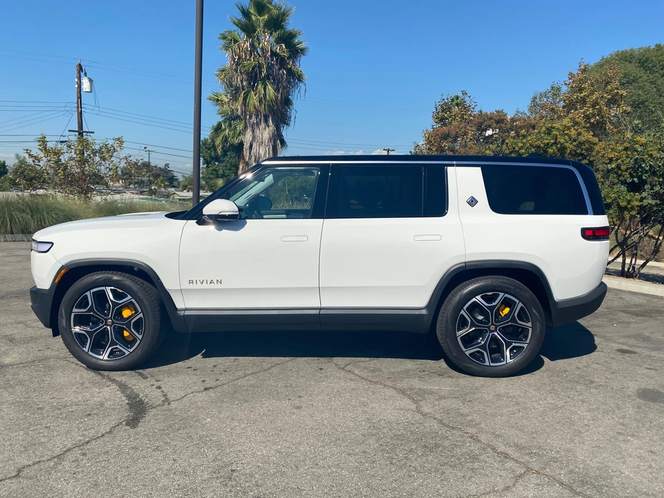 2023 Rivian R1S - Image 11 of 31