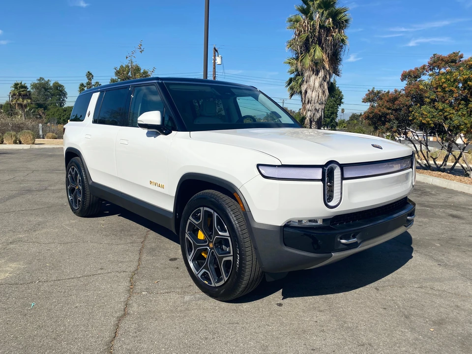 2023 Rivian R1S - Image 23 of 31
