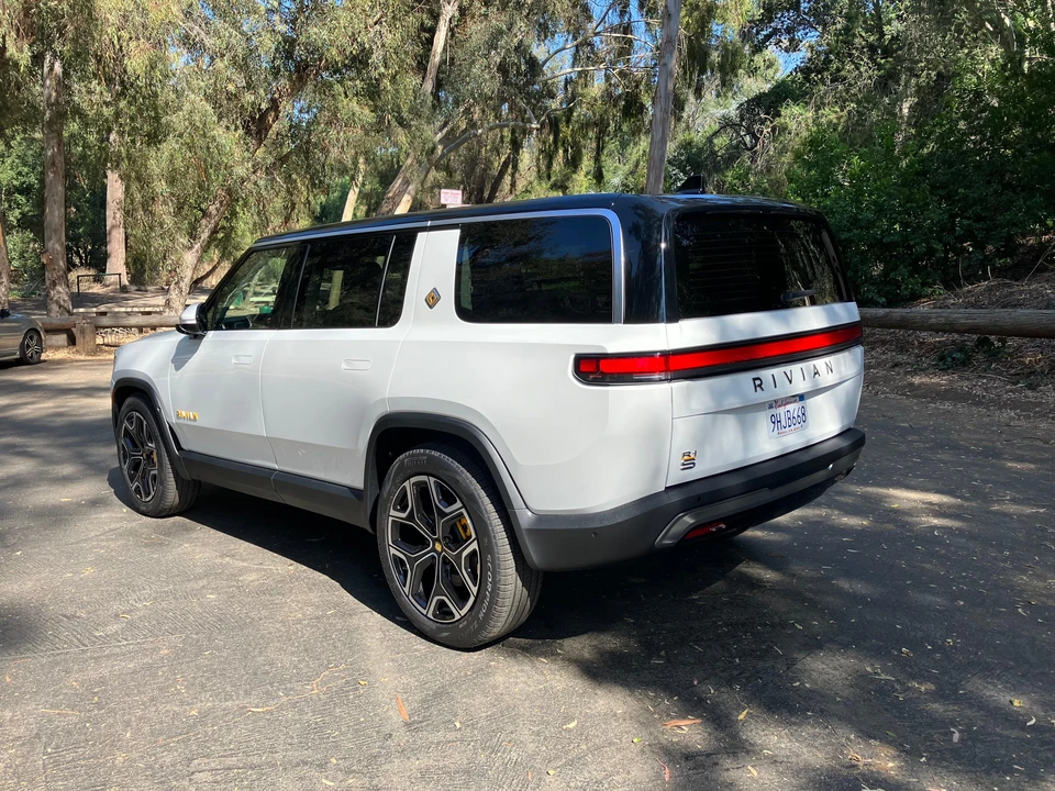 2023 Rivian R1S - Image 12 of 31
