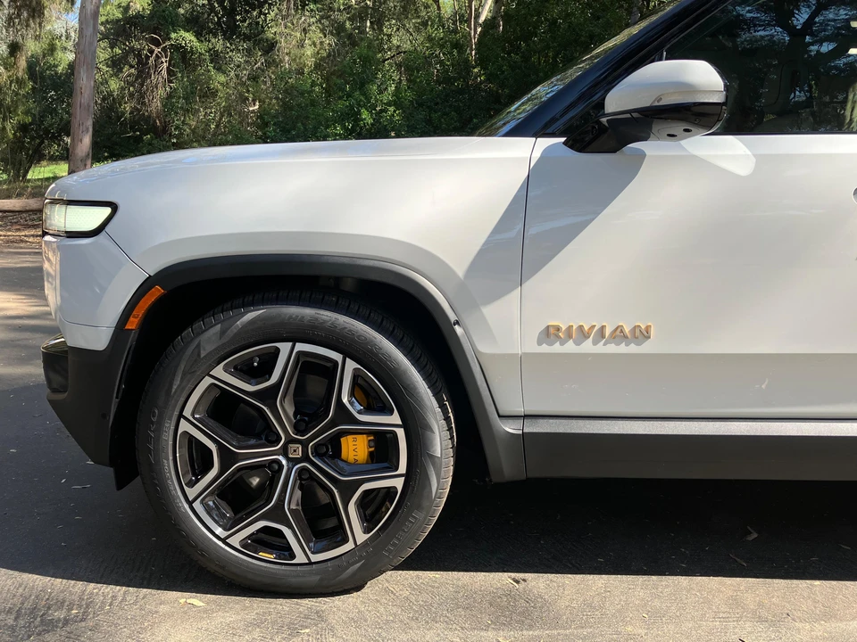 2023 Rivian R1S - Image 24 of 31