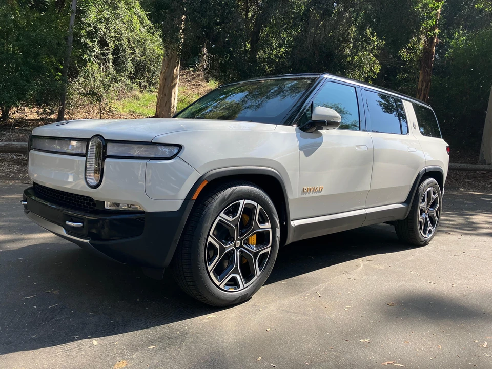 2023 Rivian R1S - Image 8 of 31