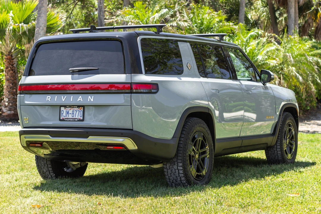 2023 Rivian R1S - Image 8 of 31