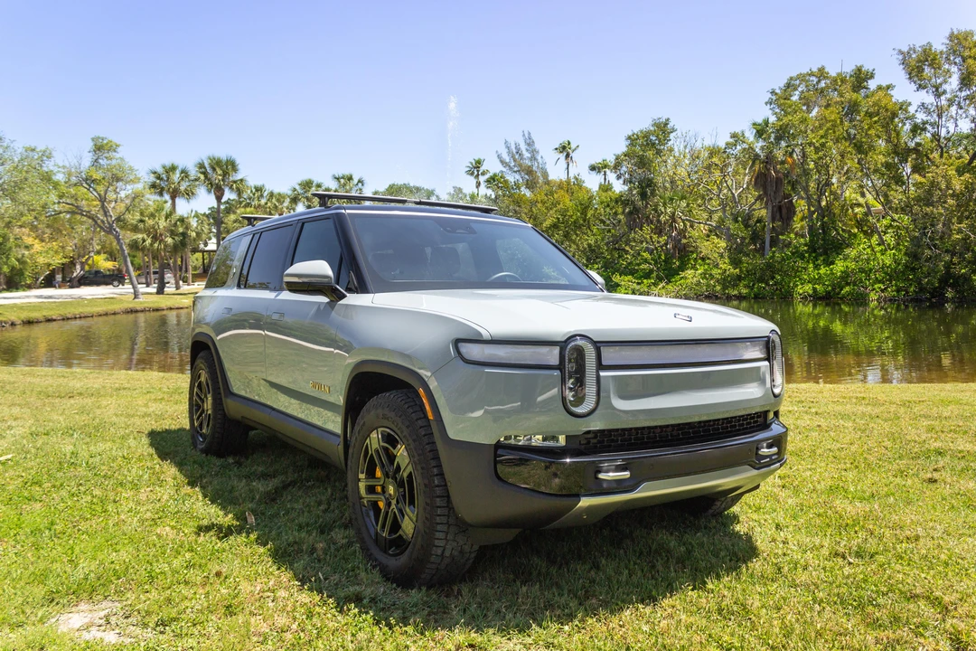2023 Rivian R1S - Image 10 of 31