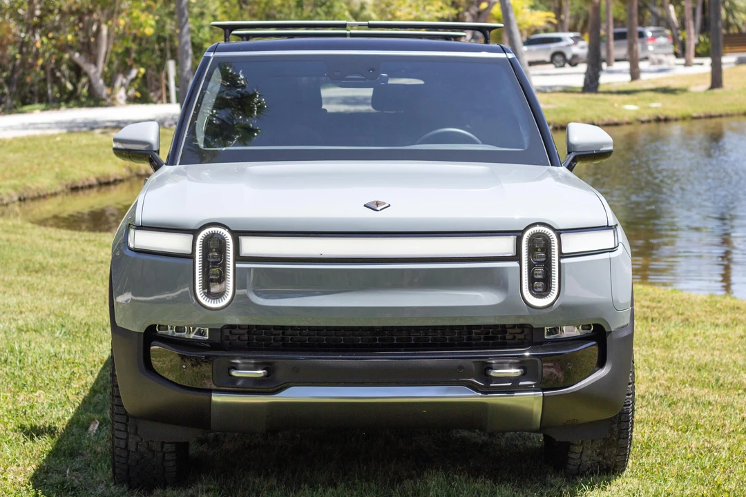 2023 Rivian R1S - Image 2 of 31