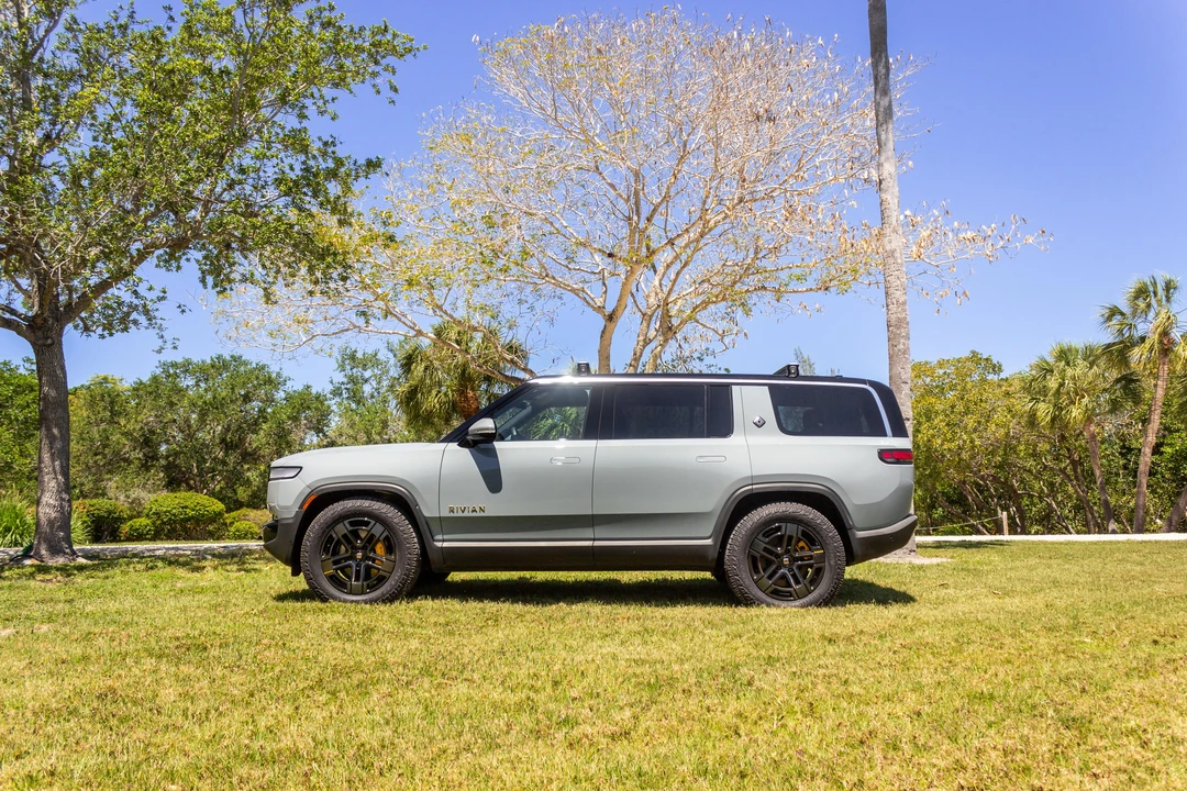 2023 Rivian R1S - Image 7 of 31