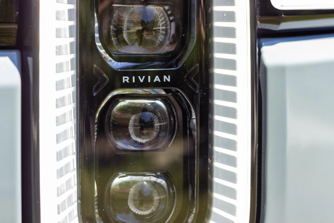 2023 Rivian R1S - Image 12 of 31