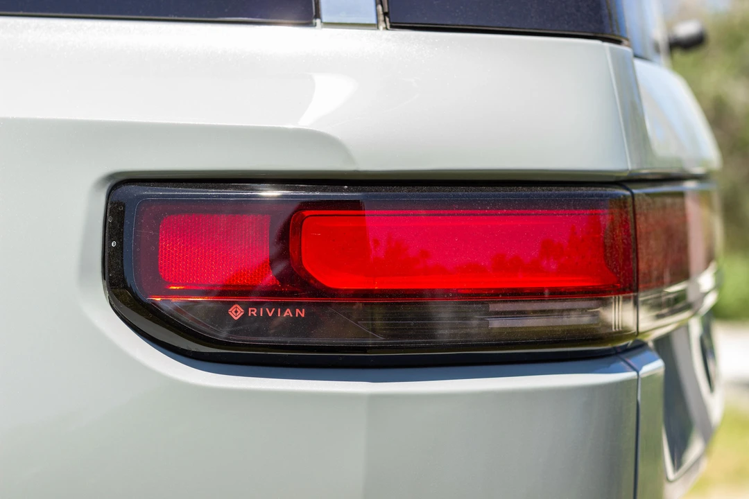 2023 Rivian R1S - Image 28 of 31