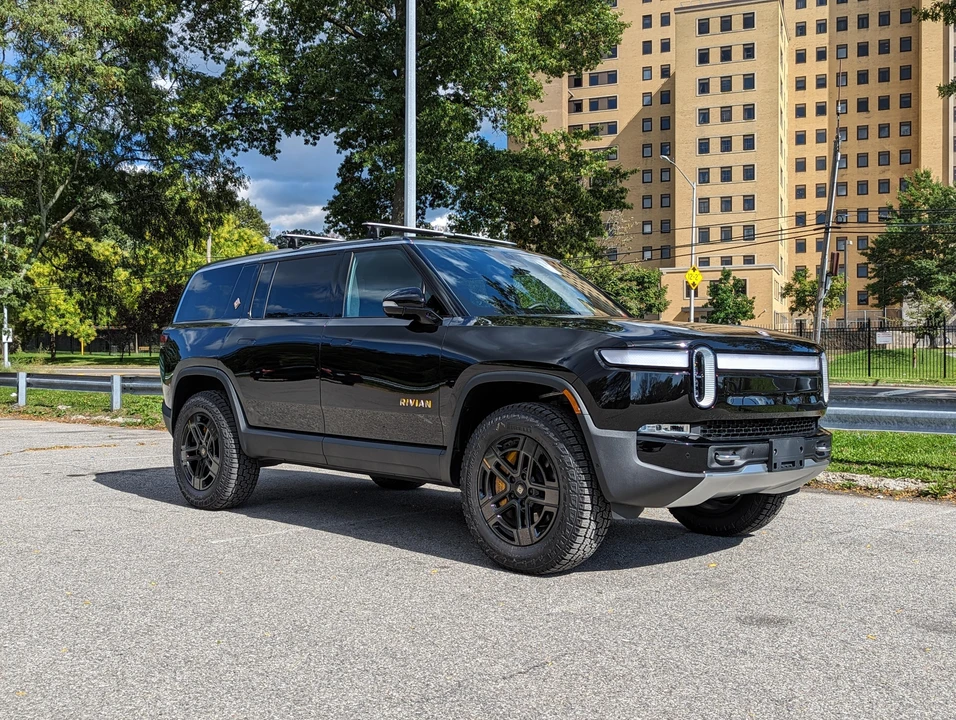 2023 Rivian R1S - Image 26 of 31